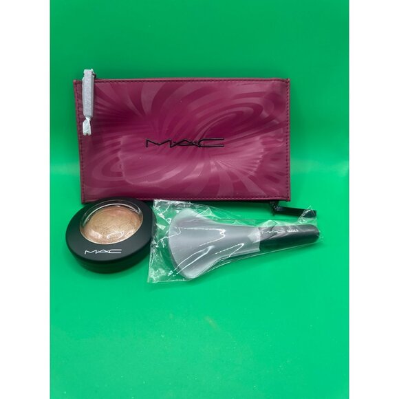 MAC Mineralize Skinfinish Set With Brush & Bag - Picture 1 of 4